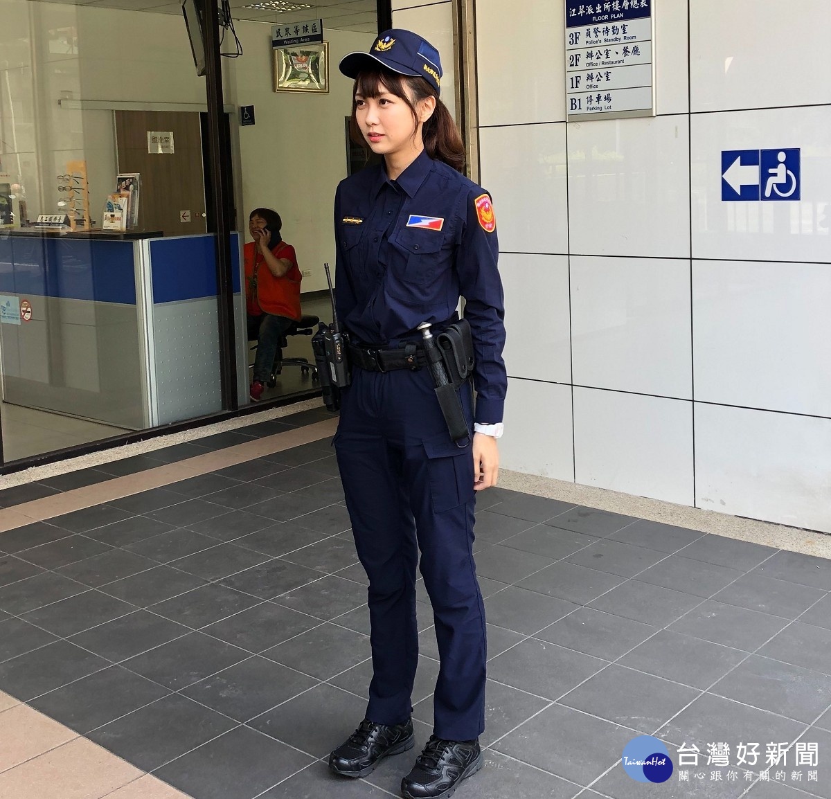 透析最新警服风衣：设计理念、材质革新与未来展望